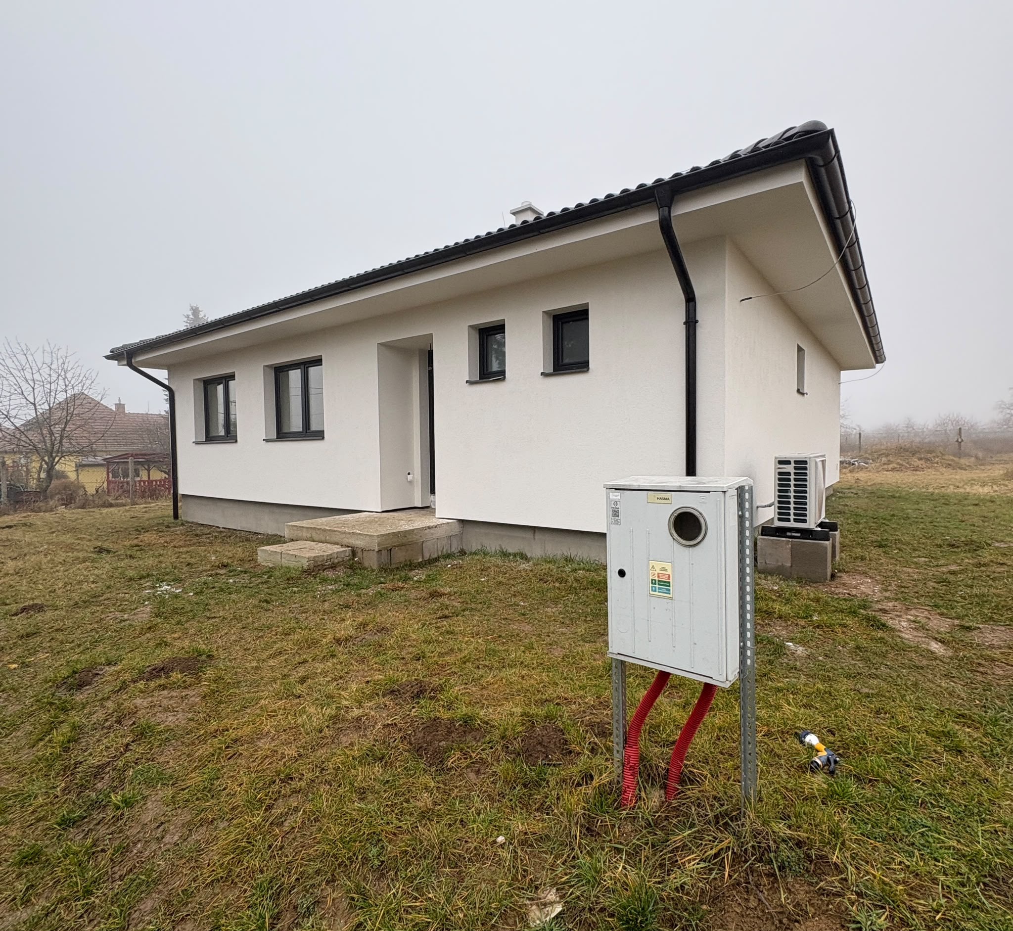 Dokončený tehlový bungalov QE4DOMY – exteriér